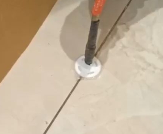 呼伦贝尔瓷砖空鼓维修公司专业解答瓷砖在铺贴过程中，如果没有涂抹均匀到位的粘结材料（如水泥砂浆或瓷砖胶），可能会导致以下问题